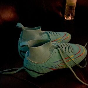 Selling this soccer shoes great condition size small for 7-8 year olds